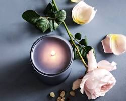 Nến thơm handmade Nến Mơ với hương thơm thư giãn, thiết kế sang trọng bên khăn tắm và hoa lan, phù hợp spa, phòng ngủ, decor không gian sống và làm quà tặng.